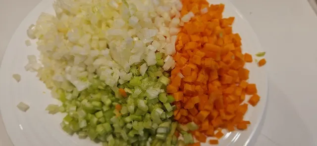 Kutt løk, selleri og gulrot smått så de smelter inn i sausen.