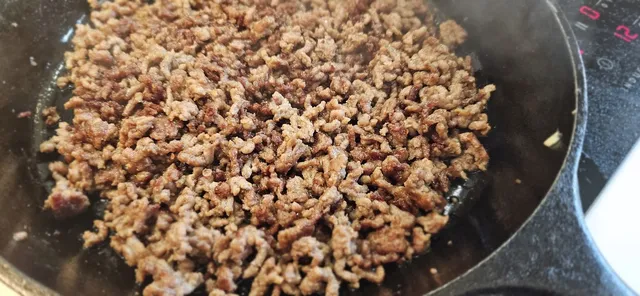 Brun kjøttet hardt til du får mørk stekeflate og dyp smak.