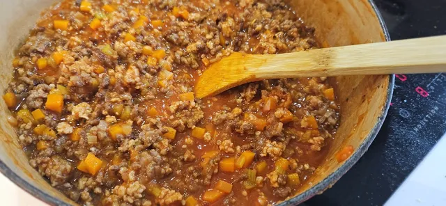 La raguen småkoke lenge til den blir fyldig og konsentrert.