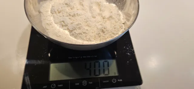 Vei opp nøyaktig 400g mel. Her bruker jeg tipo 00 siden jeg ikke hadde semolina, det gir en litt løsere pasta men fungerer greit.