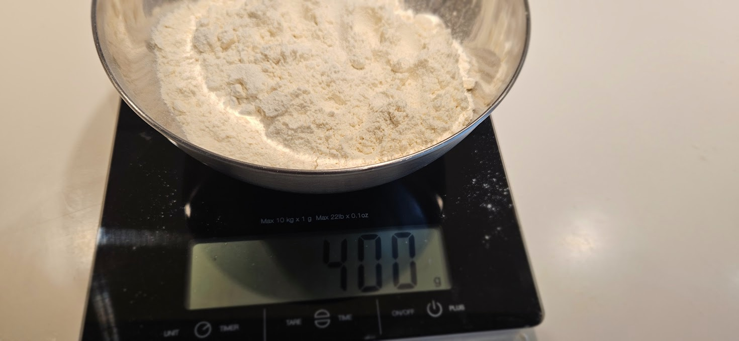 Vei opp nøyaktig 400g mel. Her bruker jeg tipo 00 siden jeg ikke hadde semolina, det gir en litt løsere pasta men fungerer greit.