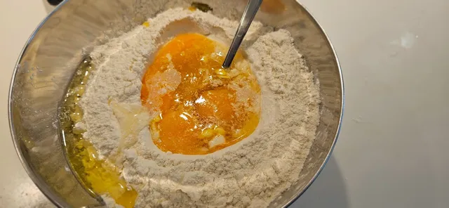 Lag en grop og knekk 4 egg, ha i en liten skvett olivenolje for maksimum smoothness.