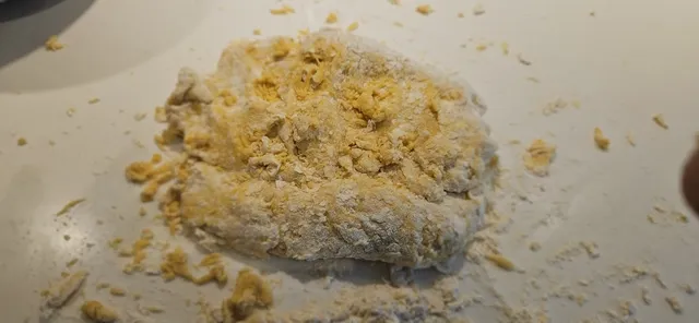 Når ting har samlet seg, velt det ut på benken og star å kna.