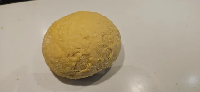 Den trenger ikke være prefekt glatt og elastisk som en pizzadeig. Pakk den inn i plastfolie og sett den i kjøleskapet en time.