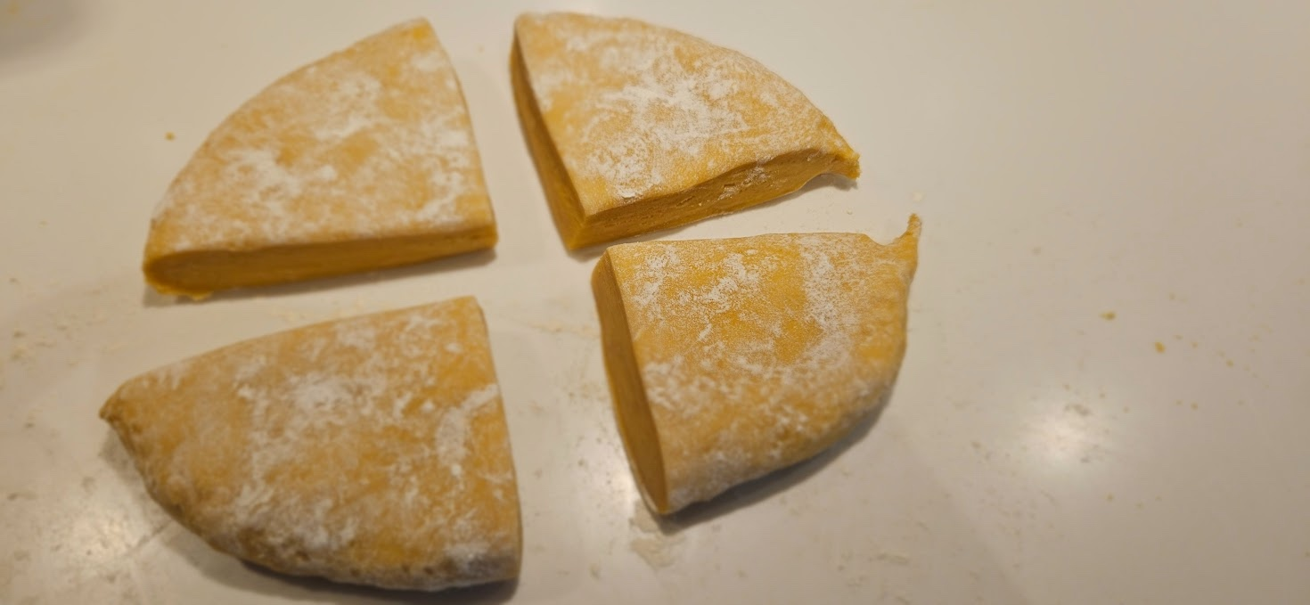 Del den i biter og flat ut nok til at den går i pastamaskinen.