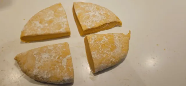 Del den i biter og flat ut nok til at den går i pastamaskinen.