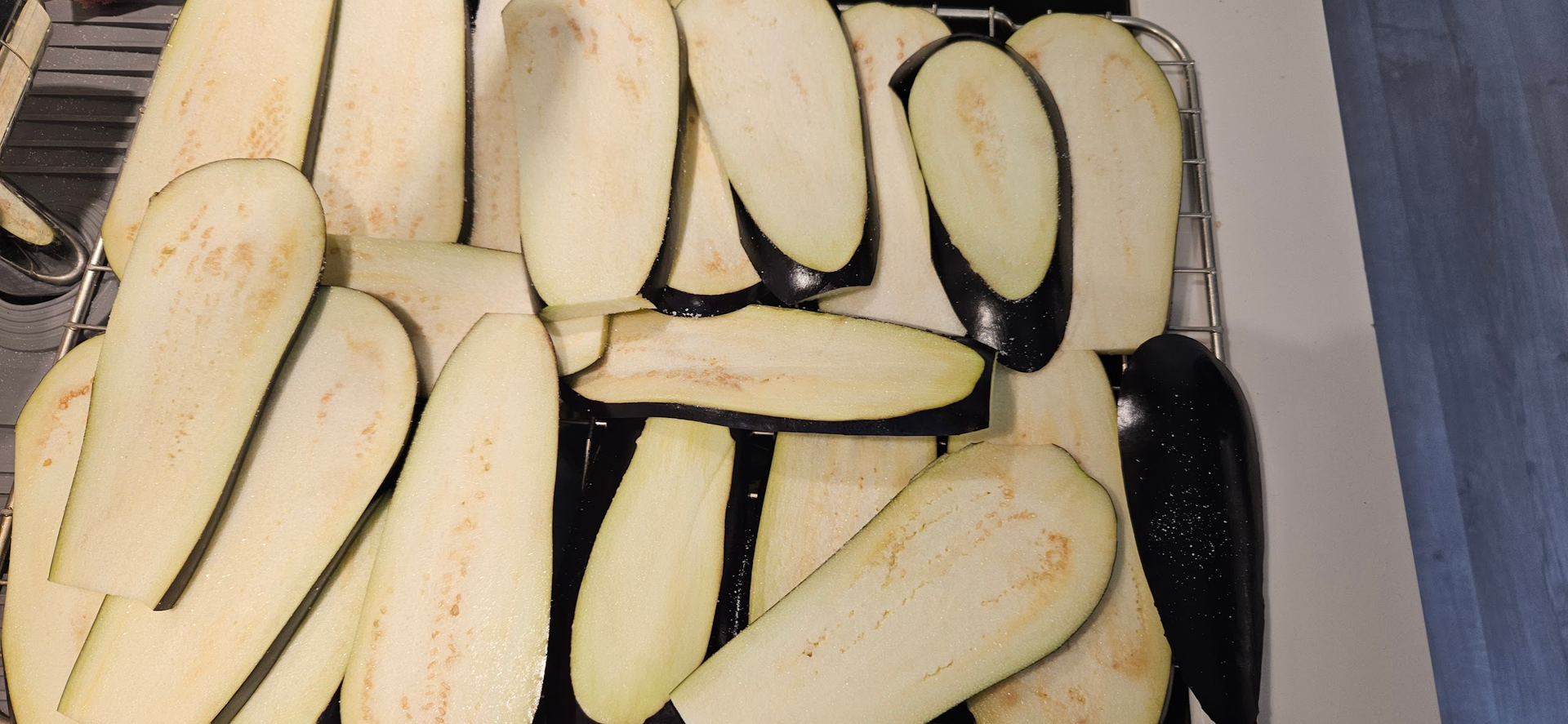 Skjær aubergine i 1/2 cm tykke skiver, salt dem godt og la dem stå i 15 minutter for å trekke ut væske.