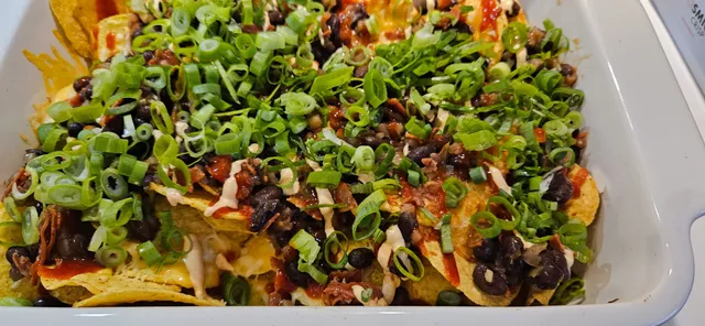 Nachos klare for servering – ekstra godt med mye vårløk og litt hot sauce.