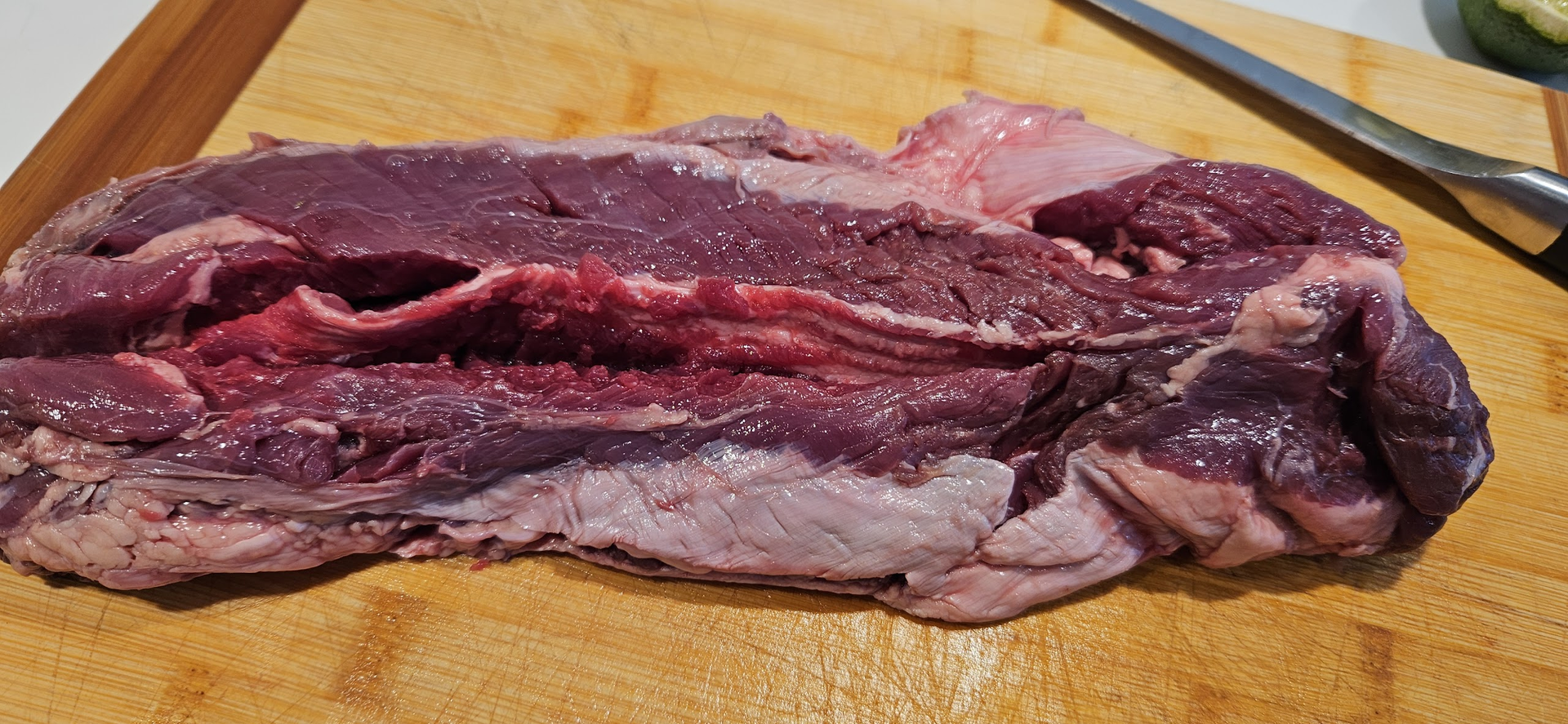 Nyretapp, slakterens favoritt og også kjent som hanger steak, må trimmes for den store sena i midten og en del silverskin før steking.