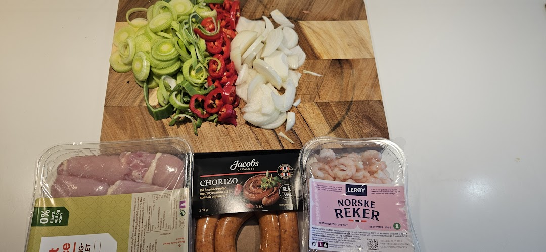 Grønnsaker som blir bedre jo lenger de stekes: løk, purre og paprika. Taga-chorizo gir mer autentisk smak, her måtte Jakobs holde.