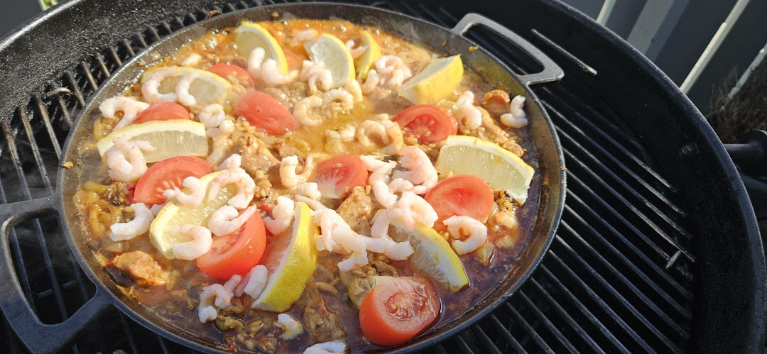 Tomat og sitron på toppen, norske reker lagt til rett mot slutten for å irritere paella-purister.