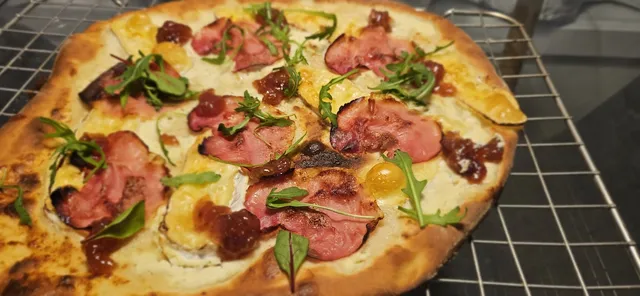 Her er en av mine favoritt pizzaer, med brie ost, fikensyltetøy og spekeskinke, på en creme-fraiche saus. Topp med litt ruccula.