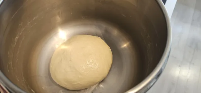 Deigen skal nå se smidig ut, men hvis den ikke gjør det så fortvil ikke, få med alt opp i hevebollen til neste steg.