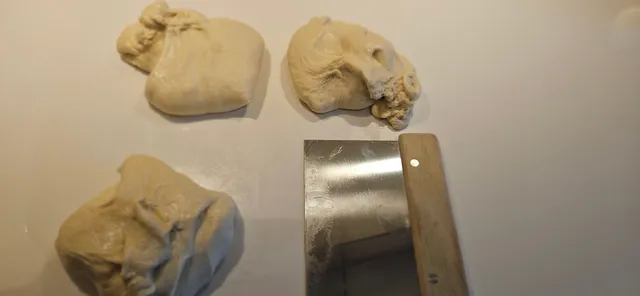 Del opp i 240g stykker, eller hvor store du vil ha pizzaene (se kalkulator)