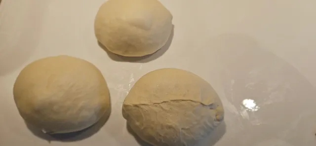 Form de til boller, og knip igjen bunnen hvis de  ikke samler seg prefekt.