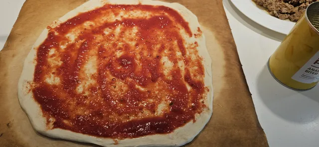 Et triks selv om du bruker pizzastein er å ha deigen over på bakepapir når du strekker den ut og legger på fyll, da er det enklere å få den på steinen uten at alt fyllet detter av. Så venter du 1-2 minutter før du letter på bunnen og drar ut papiret mellom steinen og deigen!