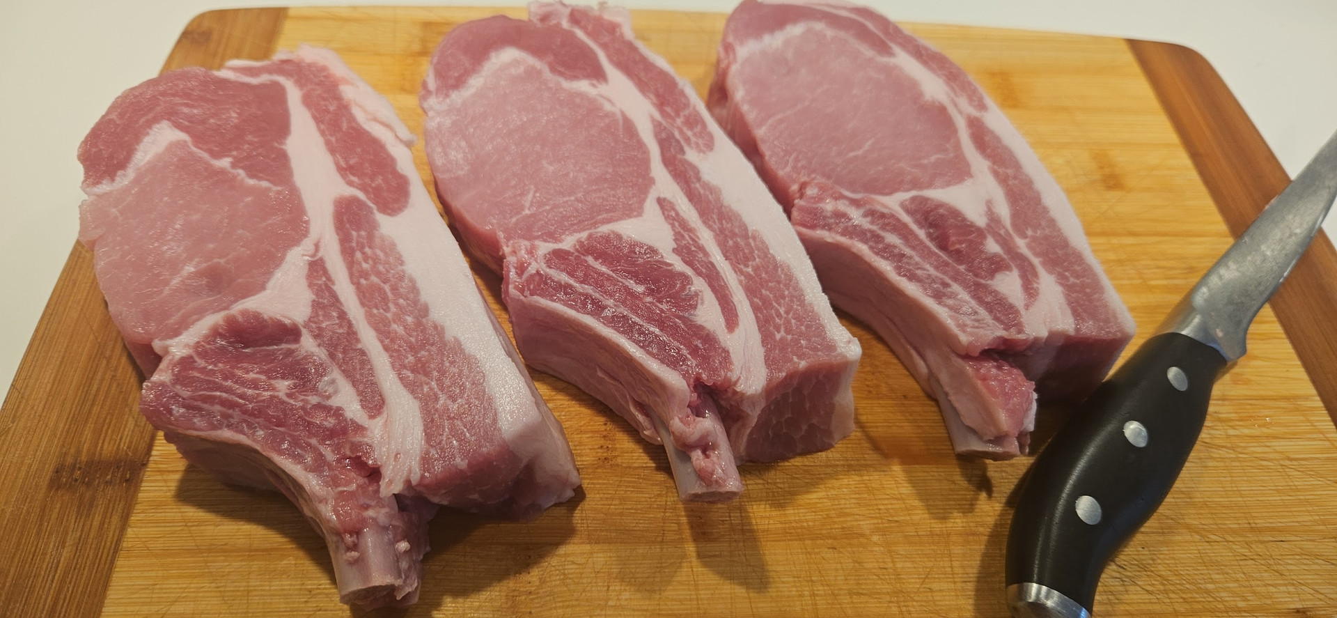 Svinekoteletter er vanligvis ikke noe man forbinner med gourmet mat, men hvis du får tak i skikkelig kjøtt blir det helt fantastisk. Her har jeg kjøpt en svinecarre som er delt opp i gode tykke skiver. Beinet er ferdig rensket og den har en fin marmorering og en liten fettkant.