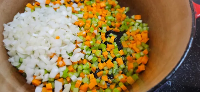 Sofrito: løk, gulrot og selleri, kuttet smått og jevnt.