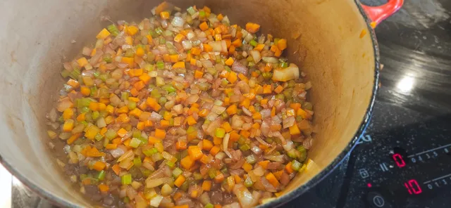 Tomatpuré stekes ut før vin og passata går i gryta.