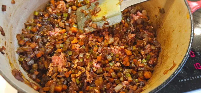 La sausen småputre med lokk til den blir mørk og fyldig.