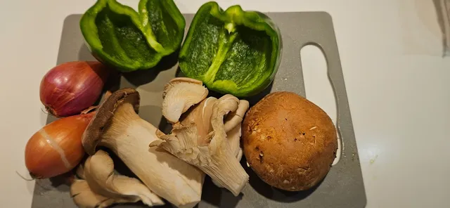 Ingrediensene: sopp, grønn paprika og sjalottløk.