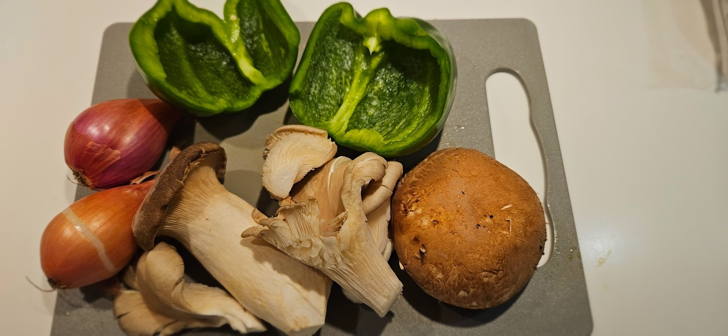 Brun salsiccia hardt først for å bygge smak i panna.