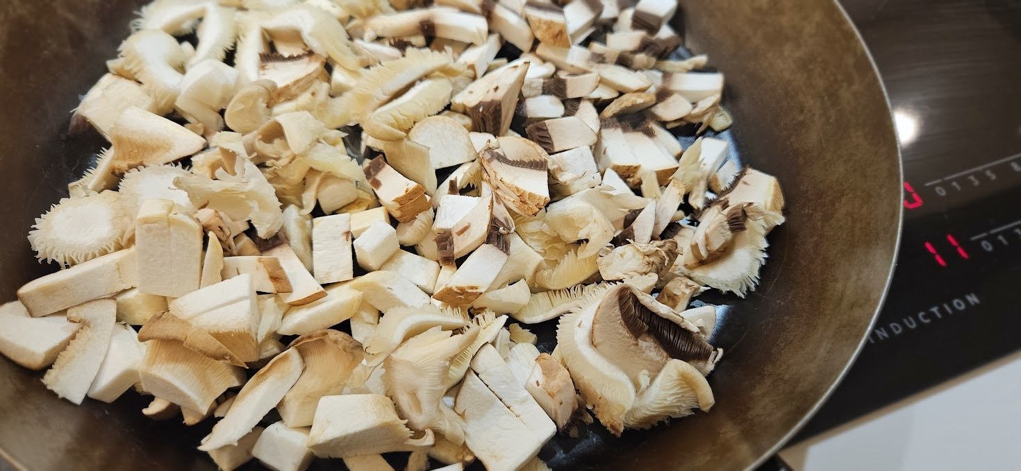 Vend rigatoni inn med saus og litt pastavann til blank konsistens.