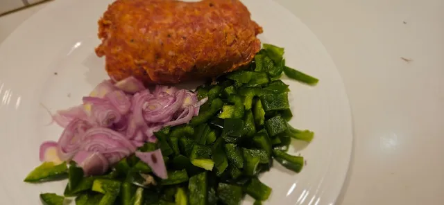 Salsicca, paprika og sjalottløk – klart til panna.