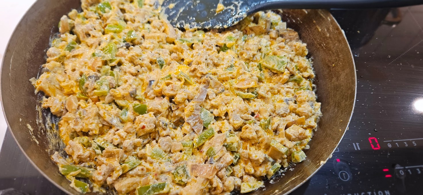 Avslutt med crème fraîche og litt pastavann så sausen blir silkemyk.