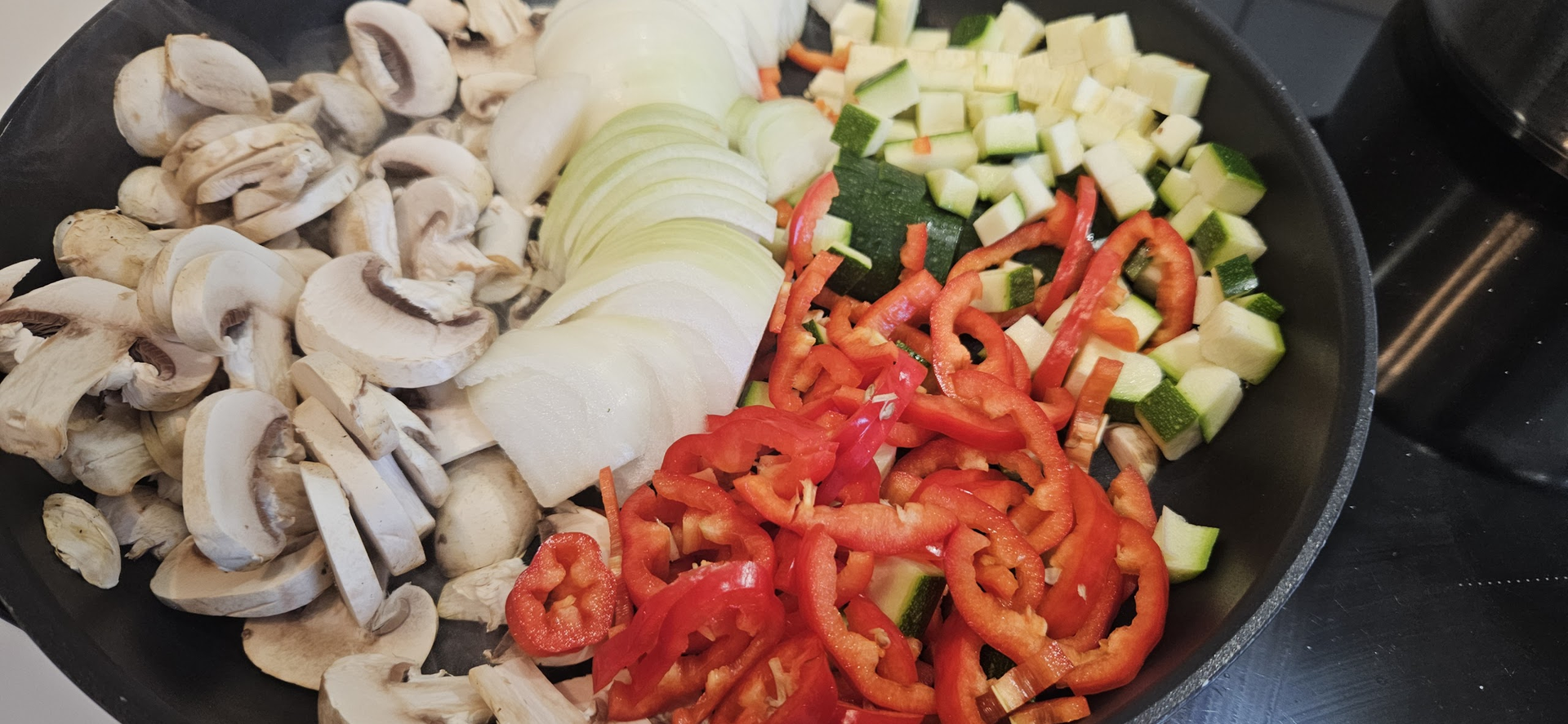 Vi starter med sopp, paprika, squash og løk.