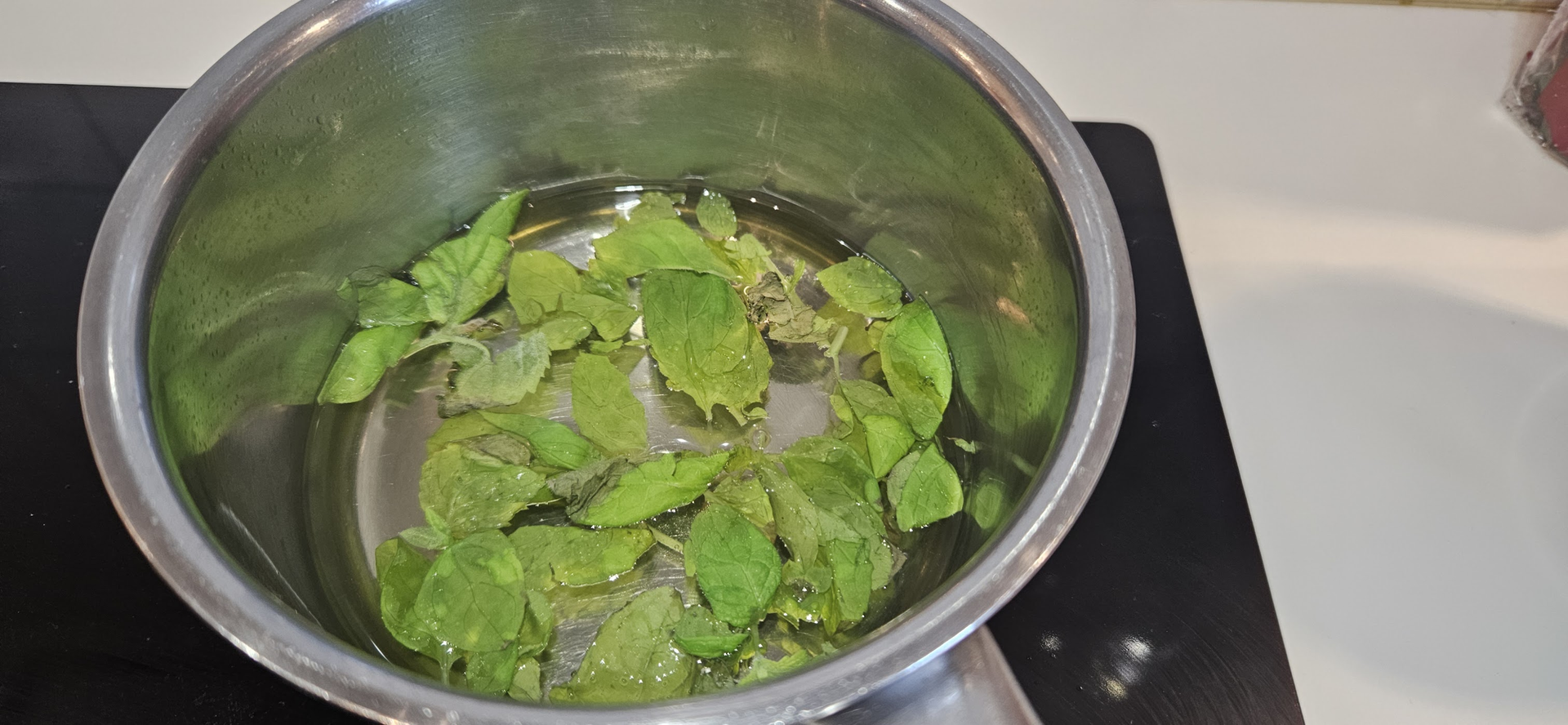 Kok opp sukker, eddik og mynte til en rask gastrique som løfter det fete lammet.