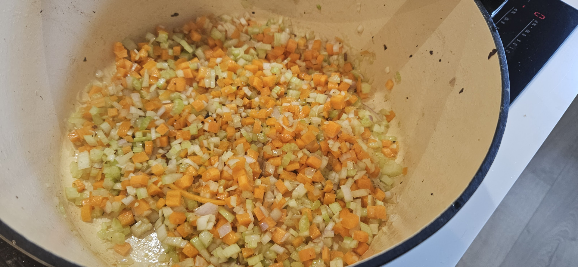Stek mirepoixen rolig i samme gryte til grønnsakene mykner og tar smak av fondet.