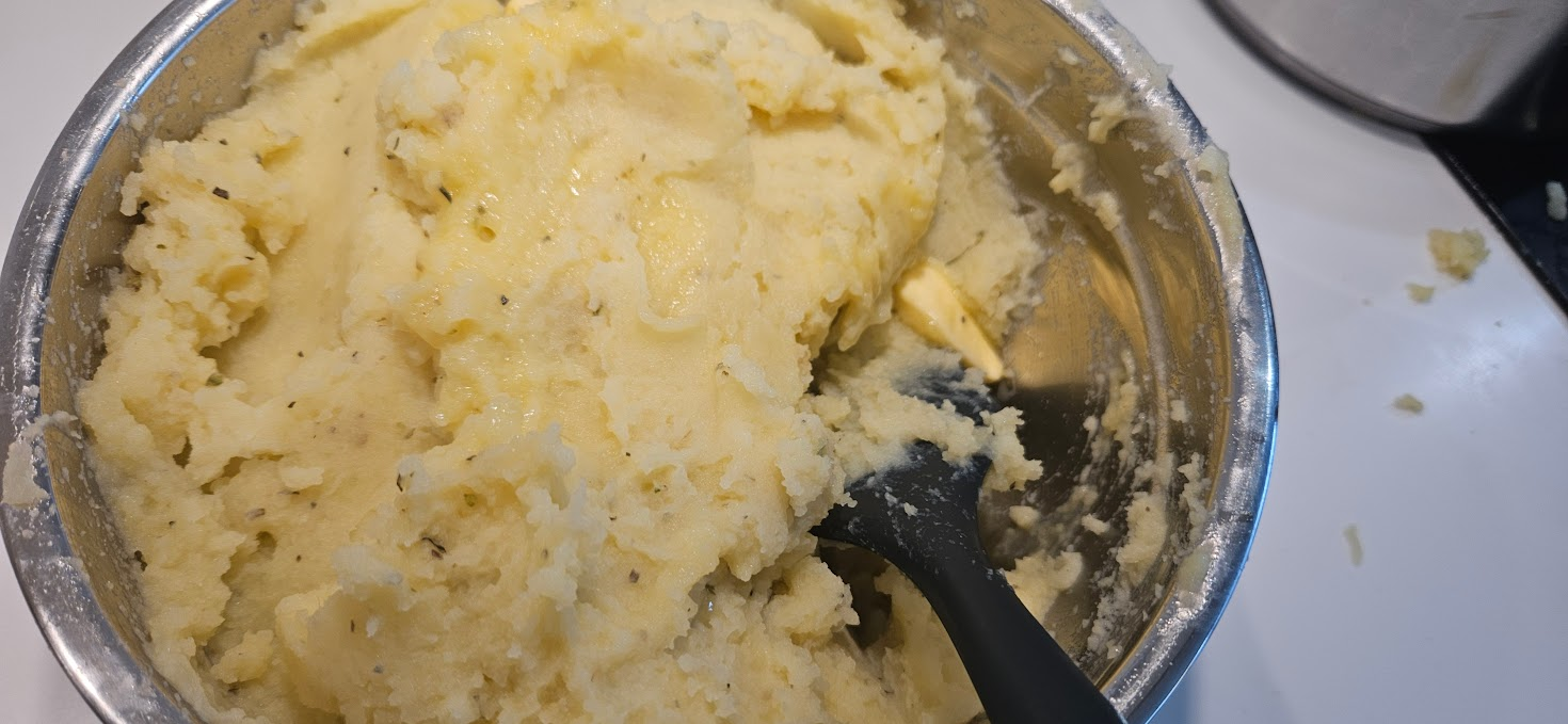 Potetmosen blir ekstra god med hvitløk, løkpulver, smør og melk, og den beste konsistensen får du med en potetpresse.