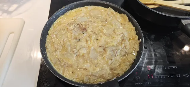 Når tortillaen har satt seg i panna: klar for snuoperasjonen.