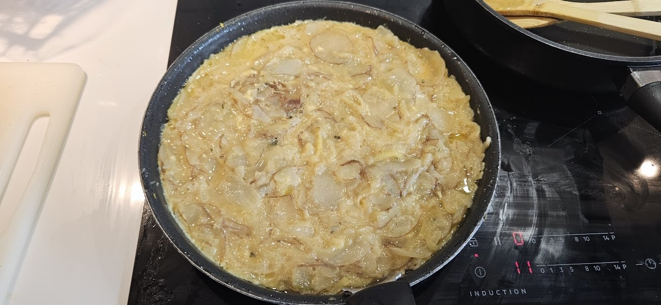 Når tortillaen har satt seg i panna: klar for snuoperasjonen.
