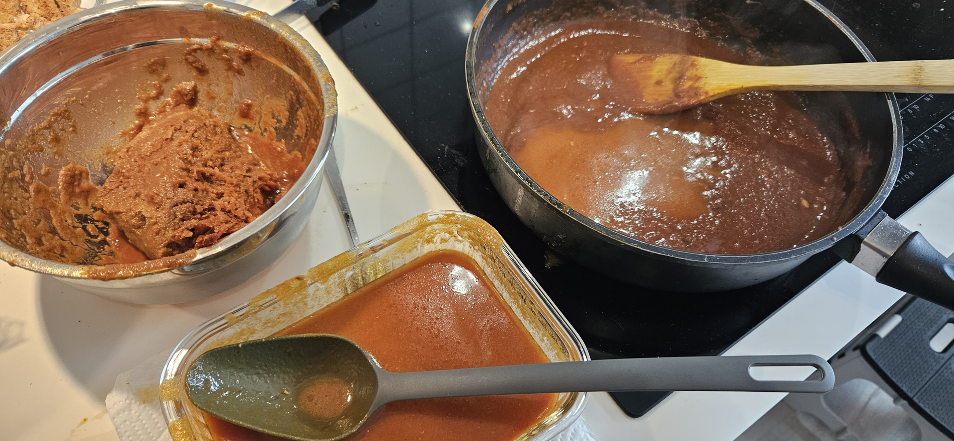 Spe pasten med curry-base og litt av kyllingkraften.