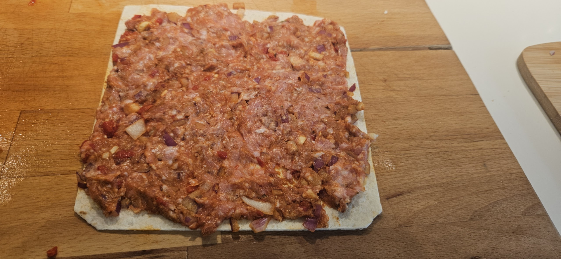 Legg annethvert lag med tortilla og kebabfarsen. Klem den ned slik at det ikke blir et tykt lag.