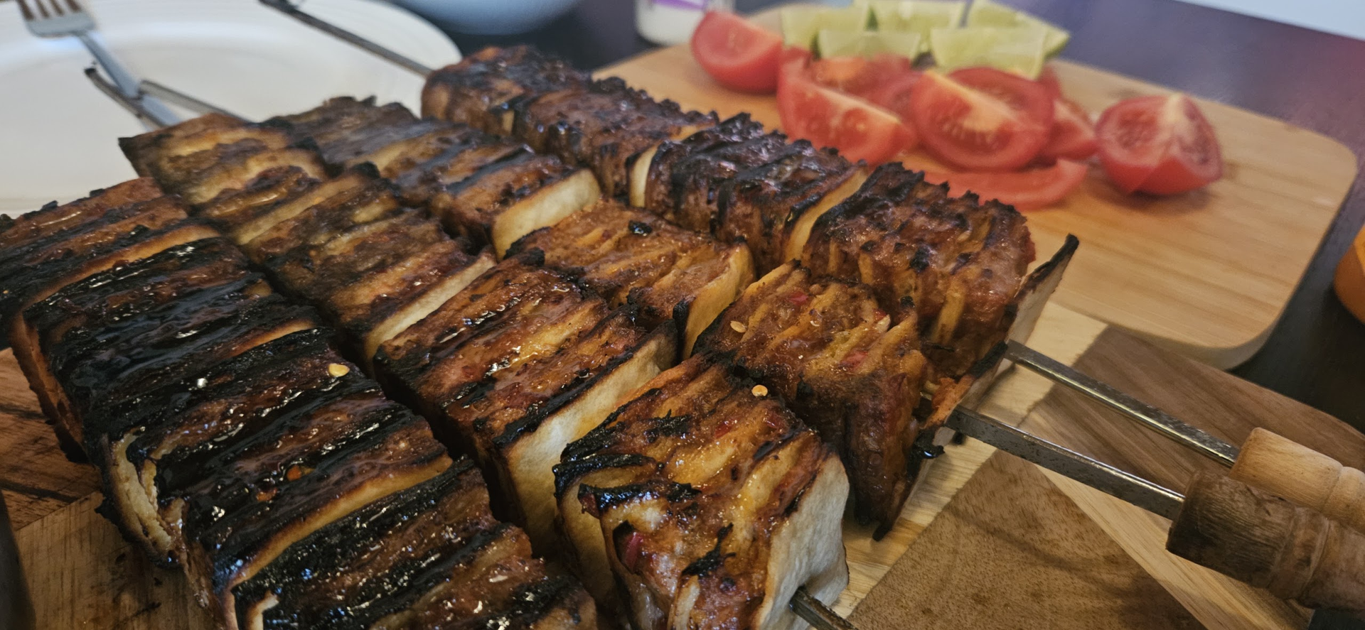 Sausen lages av smør, sitron, hvitløk, chiliflakes og honning som kokes opp. Pensle spydene mens de ligger på grillen og snu ofte, siden honningen lett kan brenne seg.