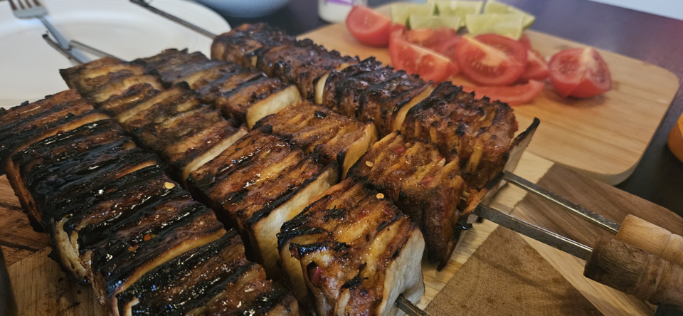 Tortillakebab med honningsaus på grillen