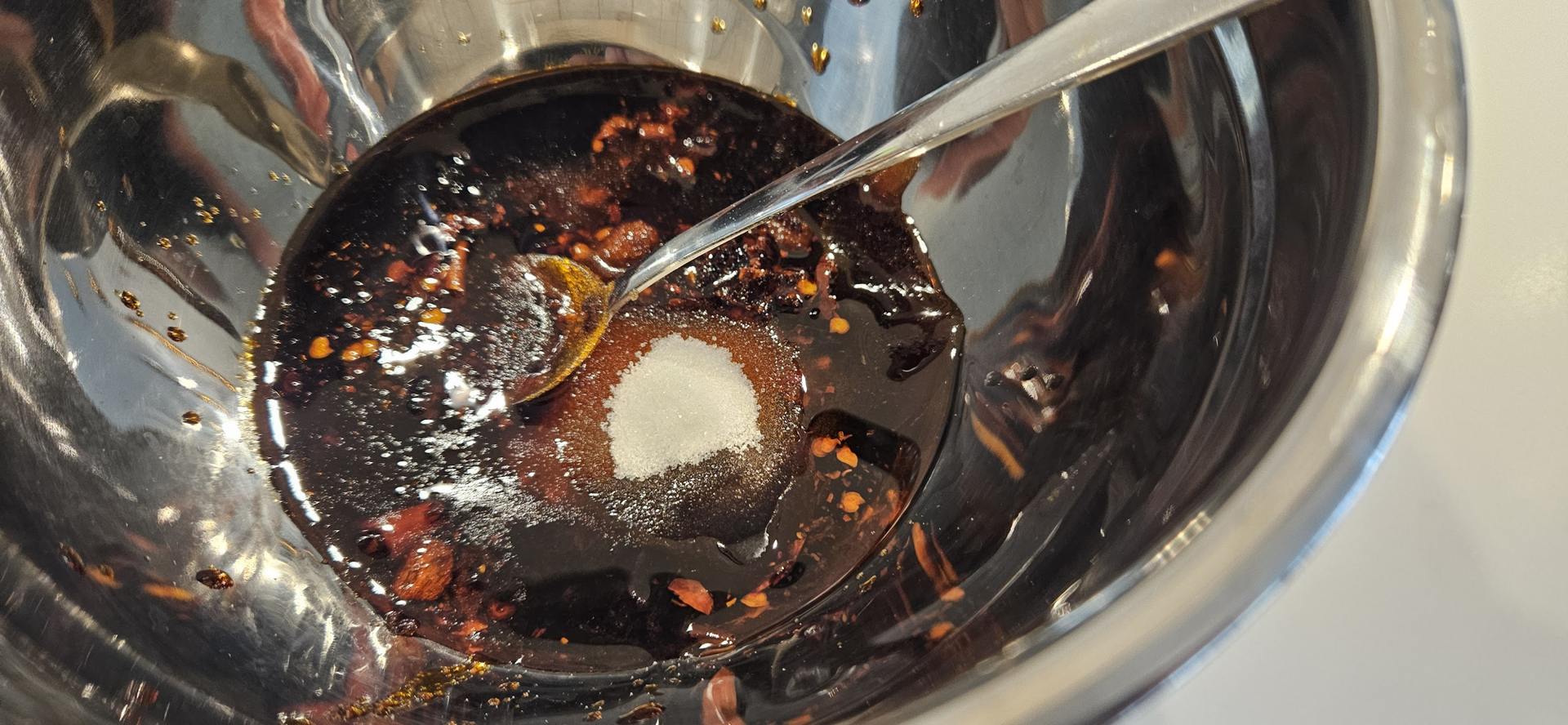 Vi starter med sausen. Østerssaus, hoisin, soyasaus, sukker, svart bønnepaste og litt crunchy chili paste.