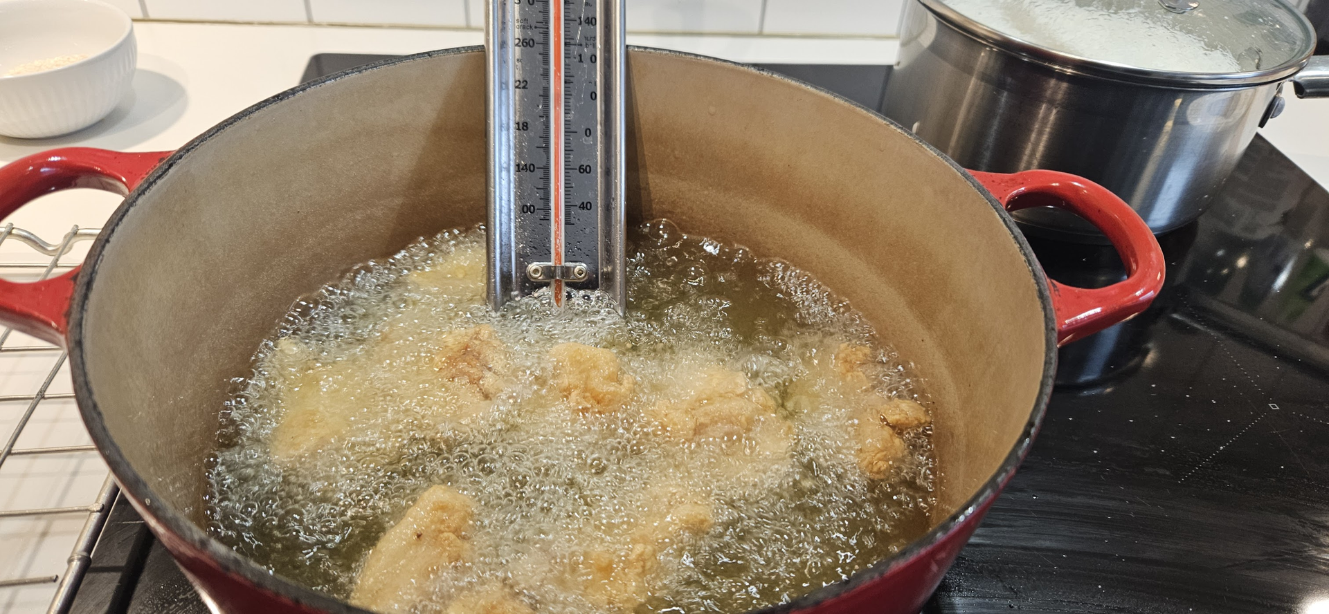 Kyllingen friteres i 3 minutter på 190 grader.