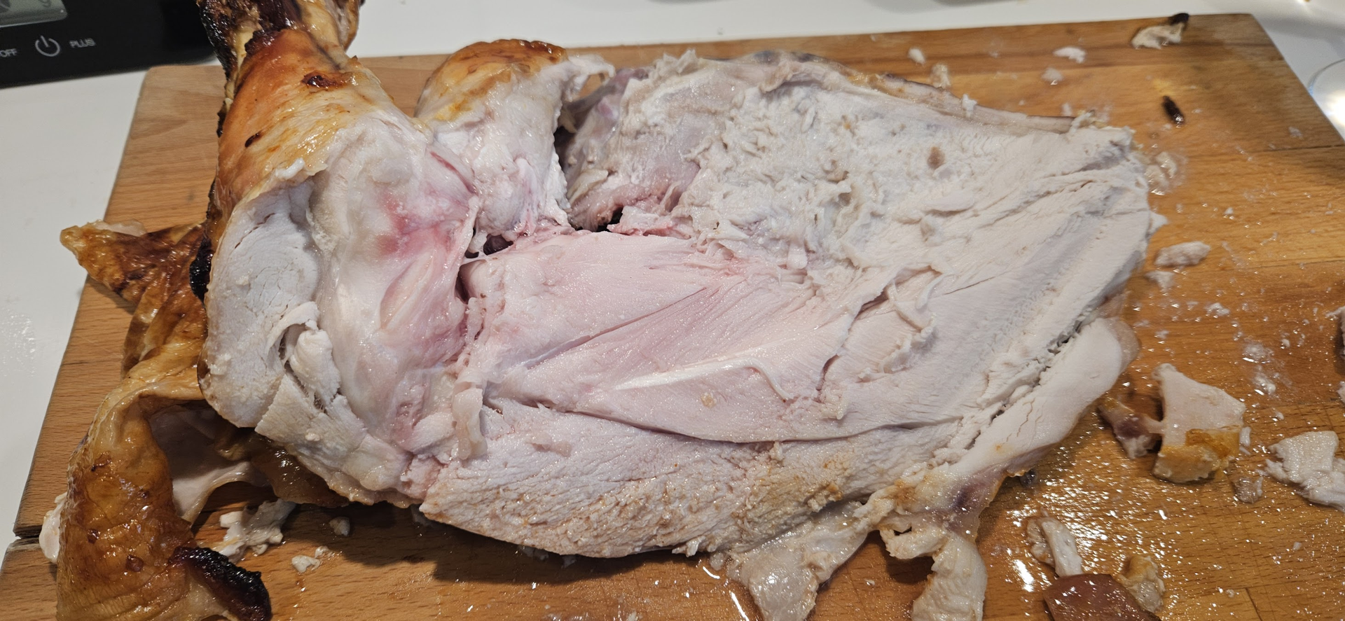 Resten av kalkunbrystet gjør du som du vil med. Er du som meg, tenker du allerede på neste middag, og lager en kraft av resten!