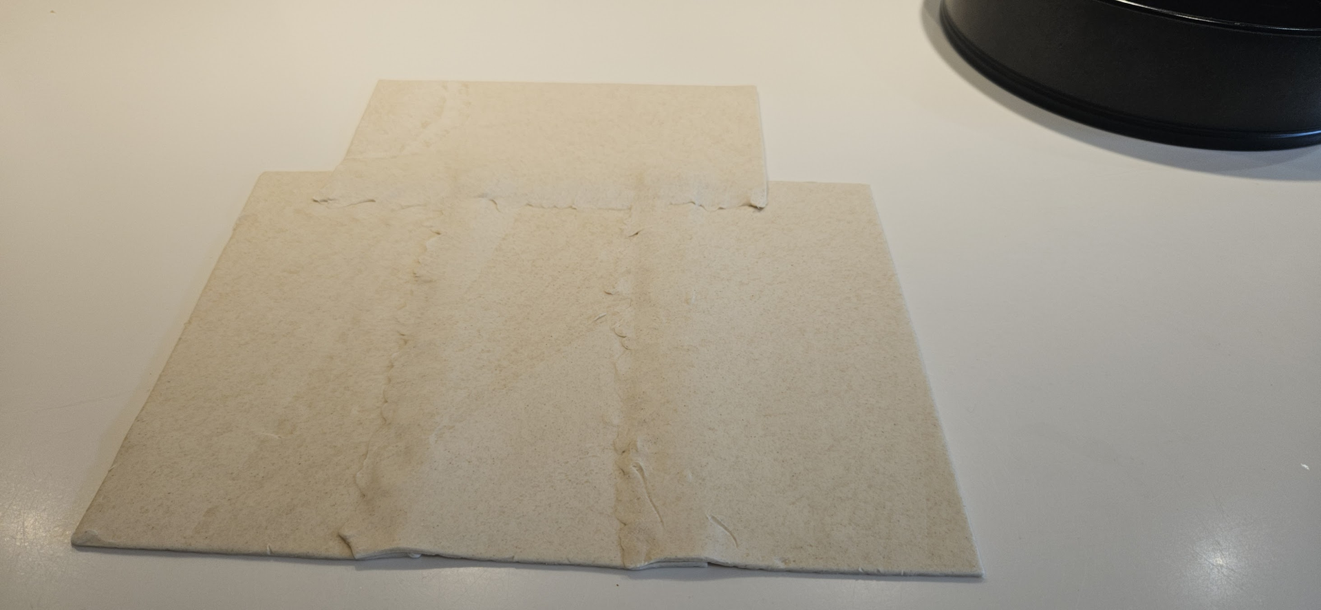 Legg butterdeig platene delvis oppå hverandre og press de sammen.
