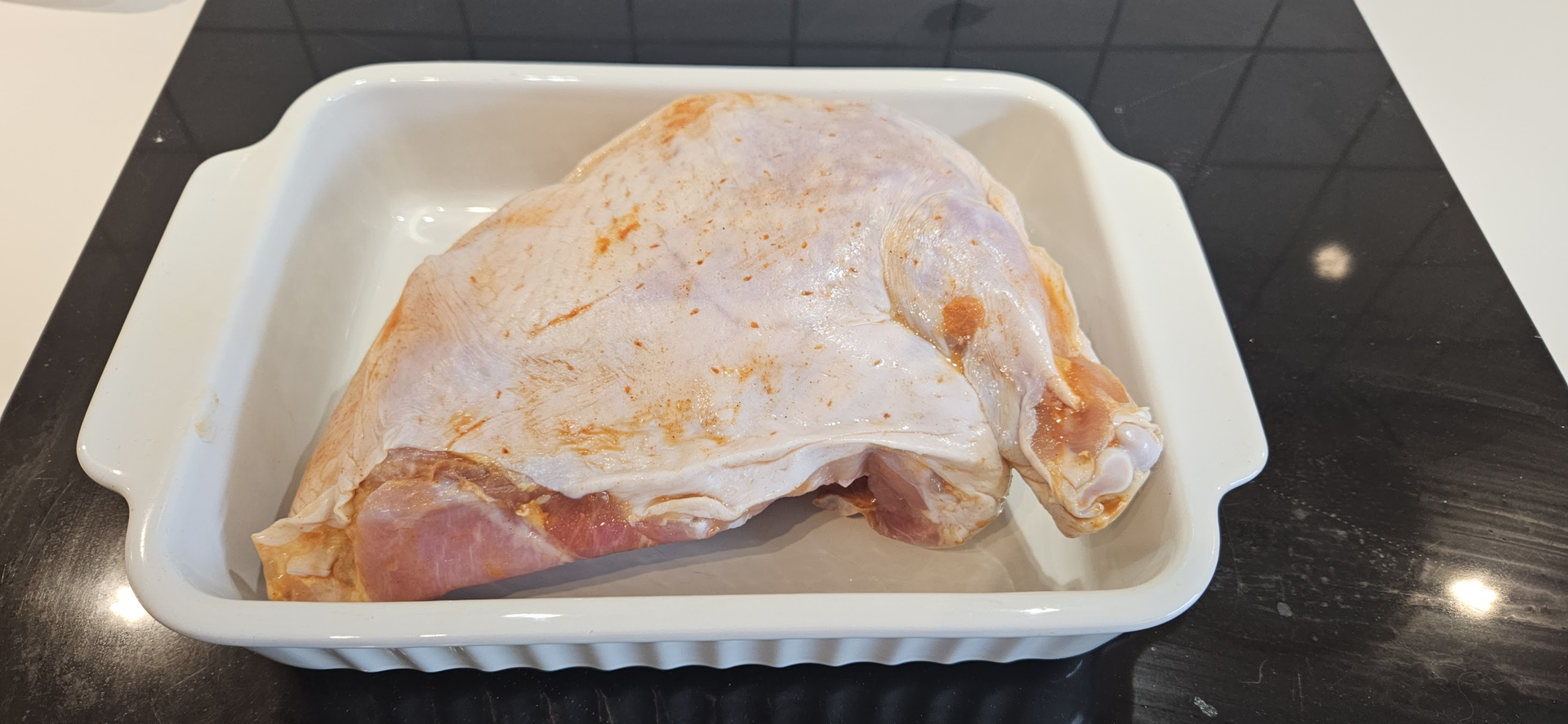 Tilbud på kalkunbryst, 99,- kiloen! Denne oppskriften er egentlig basert på kylling, men kalkun funker like bra. Legg den i en form og sett i ovnen på 180 grader i noen timer (sleng i et termometer så vet du ca når det er ferdig)