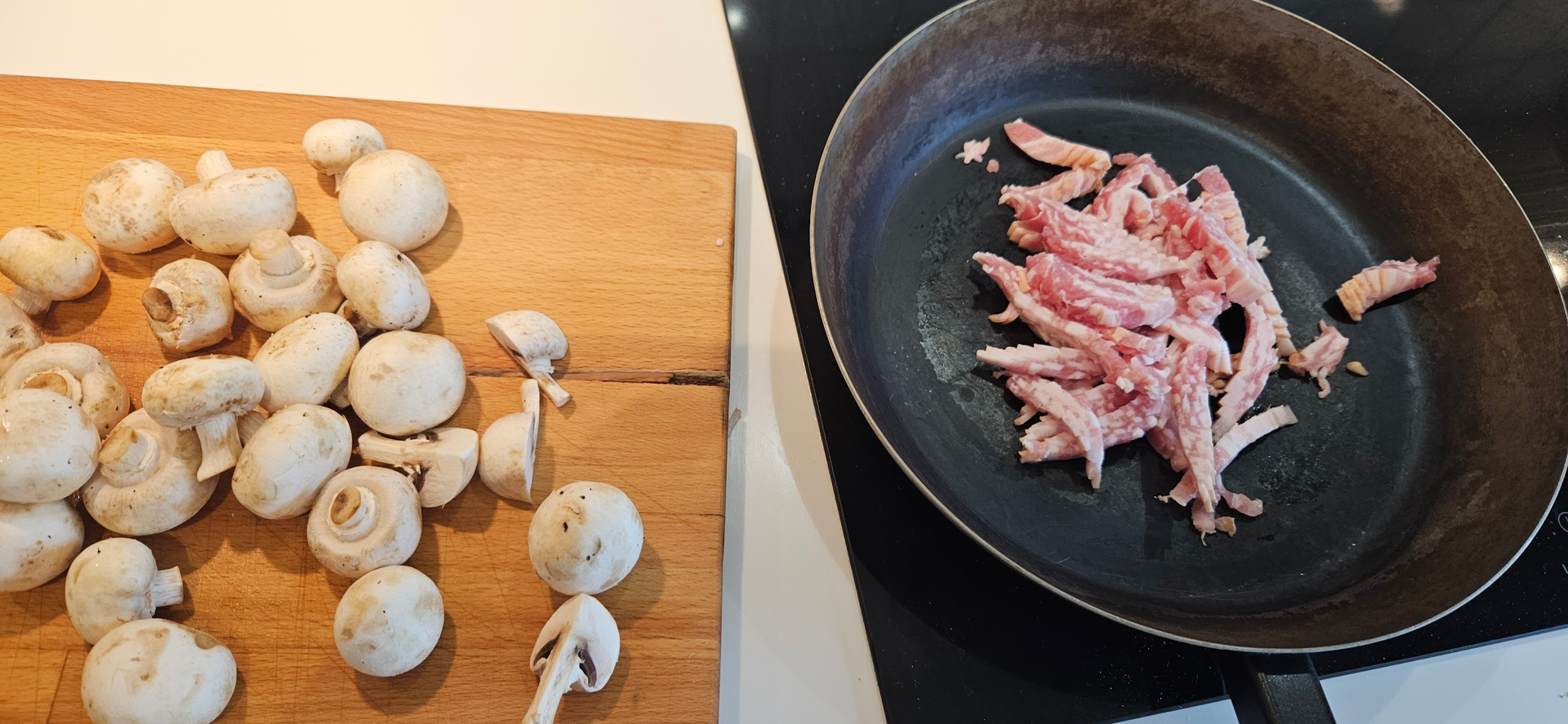Vi startet fyllet med å steke bacon og sopp