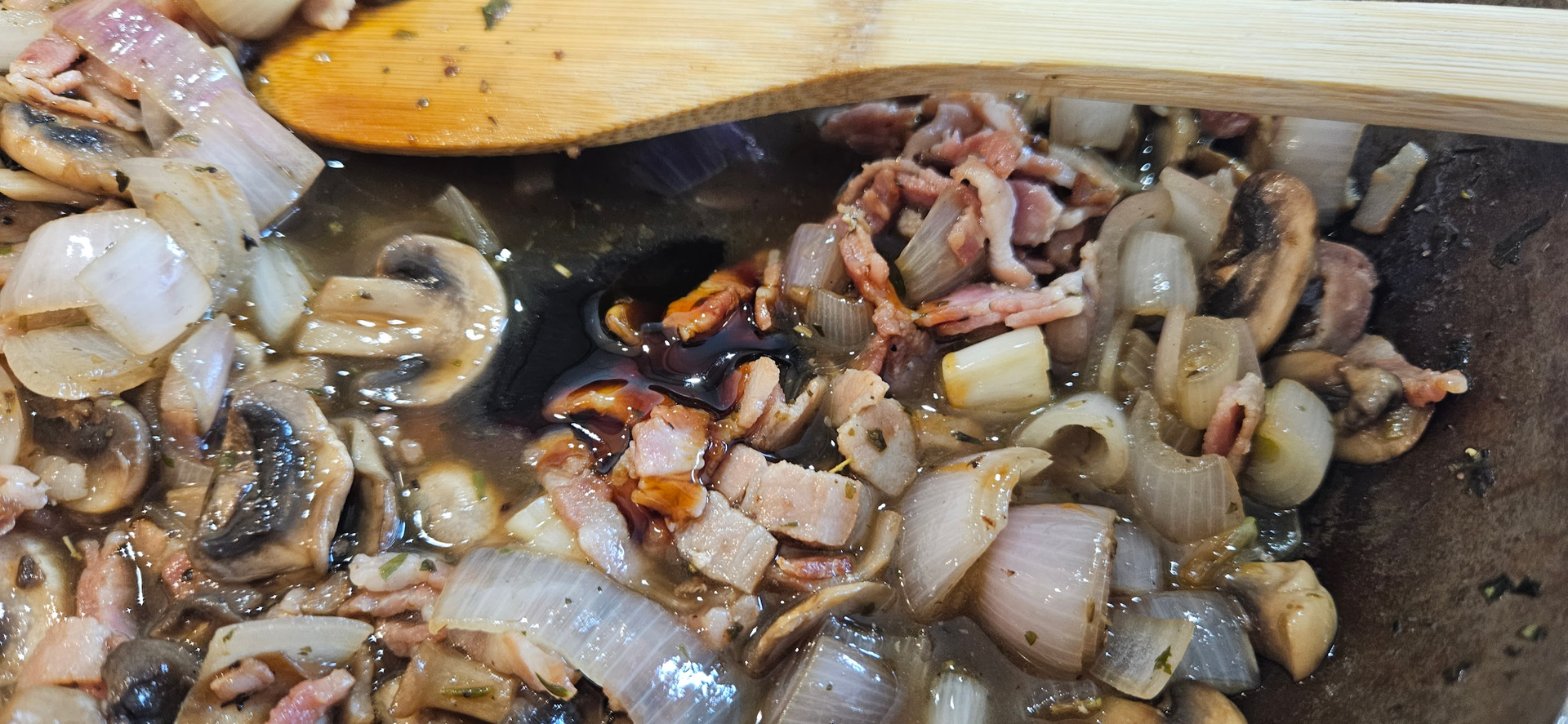 Tilsett så oksekraft og malt-ekstrakt(!). Her bruker Fallow marmite i sin oppskrift.