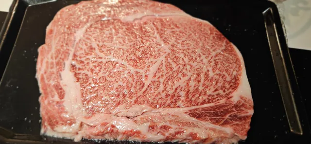 Wagyu får du kjøpt bl.a. hos Rema i frysedisken. Den holder bra kvalitet så finner du den på tilbud så løp og kjøp!