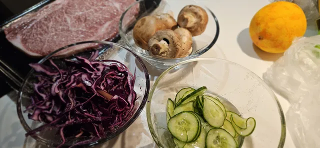 Rødkål og agurk syltes lett for å få syre nok til kjøttet (fettet....), kutt opp det du skulle ønske og stek ved siden av.