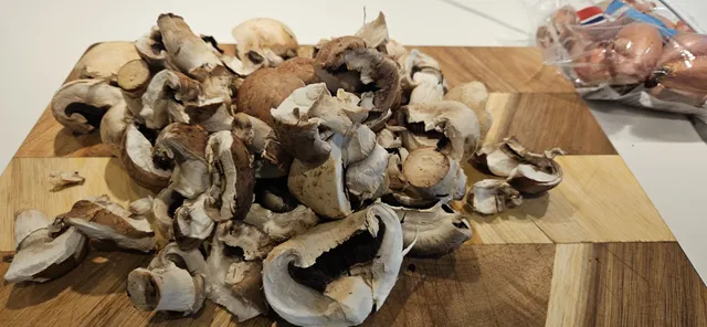 Bryt opp soppen i mindre deler før du går videre.