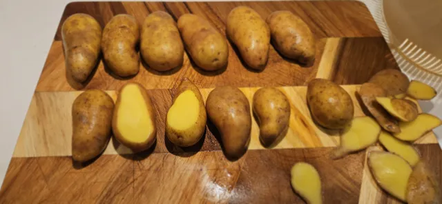 Skjær litt av bunnen på mandelpotetene så de ligger jevnt.